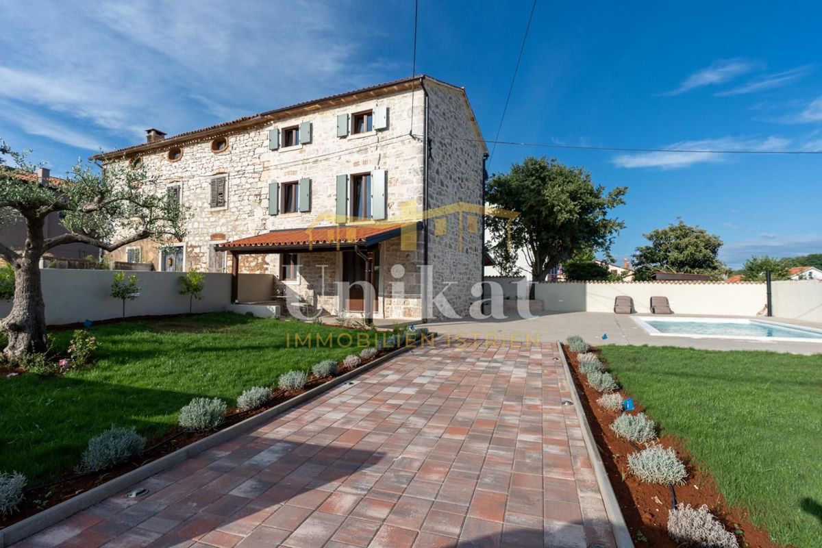 Casa in pietra ristrutturata con piscina